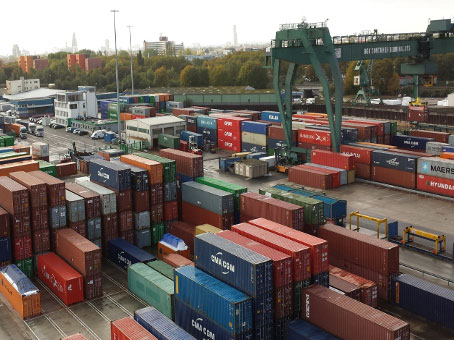 Ein Containerterminal mit Kräne, die von ABF GmbH mit einem Positionserfassungssystem ausgerüstet wurden.