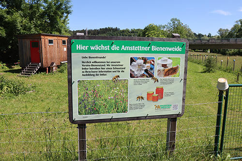 Hinweisschild vor der Amstettner Bienenweide, wo die gesponserten ABF-Bäumchen stehen.