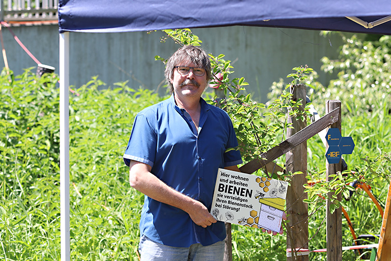 Gustav Buchberger steht neben dem Baum "Felsenbirne", den ABF dem Imkerverein Amstetten sponserte.