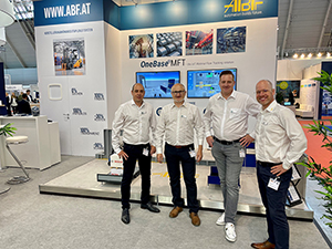 Vier ABF-Mitarbeiter stehen vor dem ABF-Messestand auf der LogiMAT 2022 in Stuttgart.