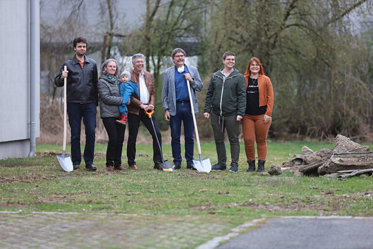 Die Familien Freiberger und Buchberger setzen am 1. April 2022 den Spatenstich für den Zubau "ABF 3".