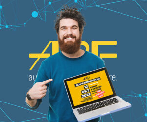 ABF-Mitarbeiter hält einen Laptop in der Hand, auf dem die Informationen zur JKU-Karrieremesse am 12. Oktober 2022 zu sehen sind.