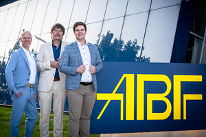 Christian Hiebl, Gustav Buchberger und Martin Buchberger stehen vor dem ABF-Firmengebäude.