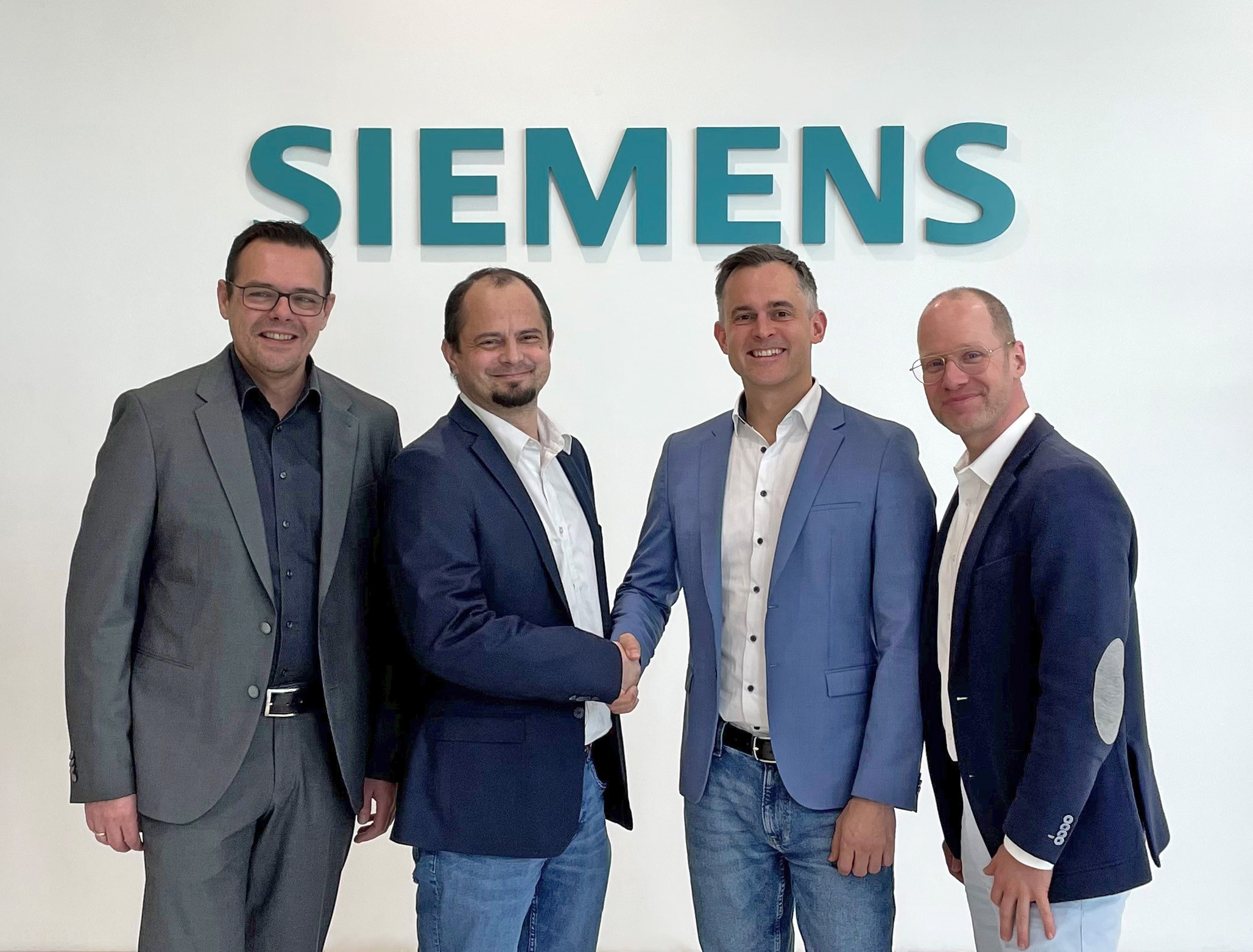 ABF GmbH und Siemens Digital Industries Software besiegeln die zukünftige Zusammenarbeit mit einem Handschlag.