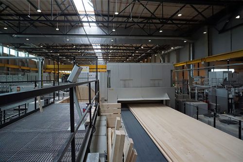 Hochfrequenzpresse im BSP-Werk der LOC Holz Geschichtete Längs- und Querlagen werden in der Hochfrequenzpresse zu einer Brettsperrholzplatte gepresst.
