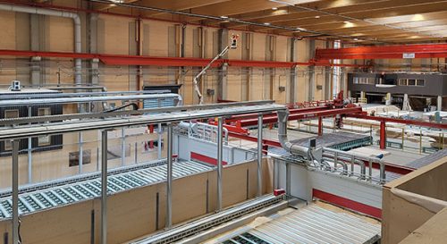 Produktionshalle des Unternehmens Mayr Melnhof Holz mit einem Manufacturing Execution System für Brettsperrholzplatten