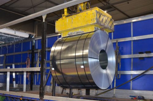 Verladung Verladung eines Coils - im Coil-Lager von Wuppermann - auf einen LKW